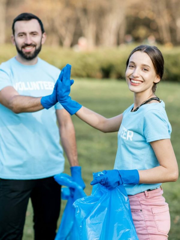 happy-volunteers-in-the-paark.jpg